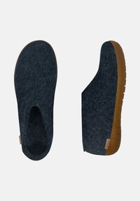 Mörkgrå filtsandaler med låg profil, rund tå och sål av brunt gummi. Texturerad ovansida och en minimal logotypdetalj.