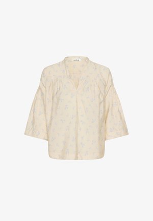 Blouse jaune pâle à manches trois-quarts bouffantes, ornée d'un motif floral bleu. Encolure en V et détails froncés aux épaules.