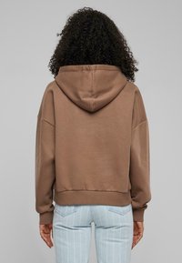 Karl Kani KW-HD031-024-05 KK SMALL SIGNATURE ESSENTIAL OS  - Kapucnis pulóver - taupe