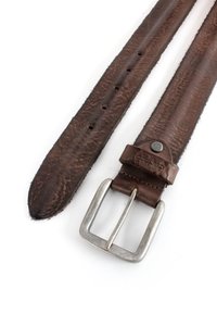 Brauner Leder-Gürtel mit einer silbernen Metallschnalle, strukturiertem Finish und mehreren Einstelllöchern entlang seiner Länge.