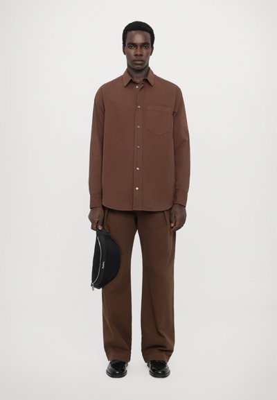 WOOD WOOD FRASER PLEATED  - Hlače - terra brown