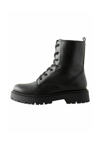 Zwarte leren enkellaars met een gestructureerde afwerking, voorzien van metalen oogjes, veters, een gevoerde zool en een robuuste profiel voor grip.