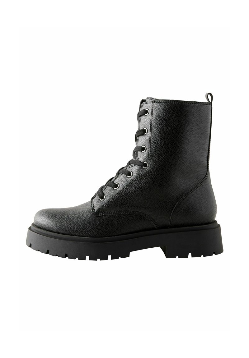 Zwarte leren enkellaars met een gestructureerde afwerking, voorzien van metalen oogjes, veters, een gevoerde zool en een robuuste profiel voor grip.