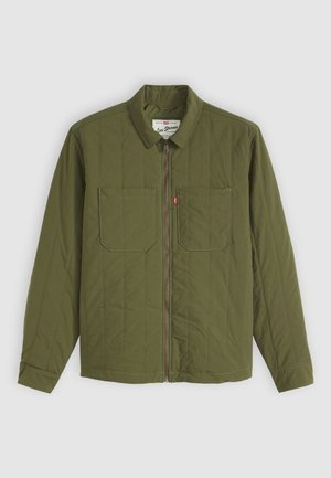 Veste matelassée vert olive avec un col, fermeture éclair devant et deux poches poitrine. Présente des détails de couture subtils et une texture douce.