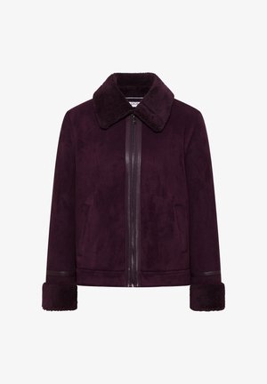 Veste en fausse suède bordeaux avec un col en fourrure. Comprend une fermeture éclair à l'avant, des poches latérales et des poignets texturés pour plus de chaleur.