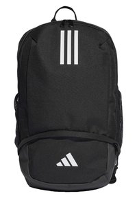 Schwarzer Rucksack aus strapazierfähigem Stoff. Verfügt über drei senkrechte weiße Streifen auf der Vorderseite, Netz-Seitentaschen und ein Logo an der Unterseite.