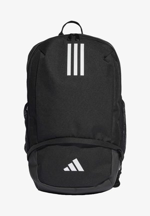 Zaino nero realizzato in tessuto resistente. Presenta tre strisce bianche verticali sul davanti, tasche laterali in rete e un logo nella parte inferiore.
