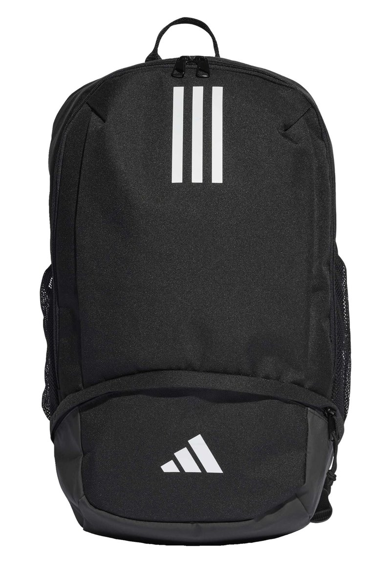 Schwarzer Rucksack aus strapazierfähigem Stoff. Verfügt über drei senkrechte weiße Streifen auf der Vorderseite, Netz-Seitentaschen und ein Logo an der Unterseite.