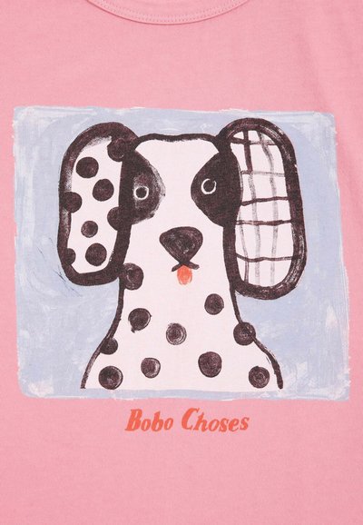 Dalmatian illustration with mismatched ears, one spotted and one plaid, on a pink background with "Bobo Choses" text below.