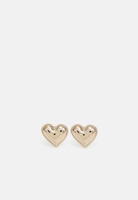 Pendientes en forma de corazón de tono dorado con textura suave, que presentan suaves curvas y un detalle de marca, diseñados para un aspecto contemporáneo.