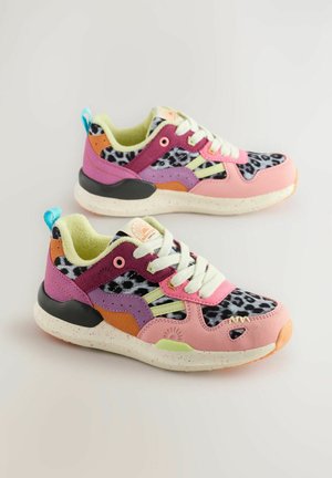 Flerfarvede sneakers med en blanding af pink, lilla, orange og sort leopardprint. Har tekstureret overdel, hvide snørebånd og en plettet sål.