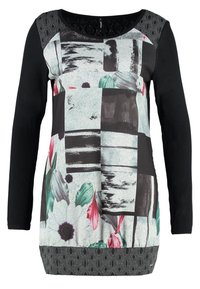 Robe à manches longues avec manches noires, ourlet et épaules gris à motifs, et un panneau avant composé de blocs abstraits noirs et blancs avec des accents floraux.