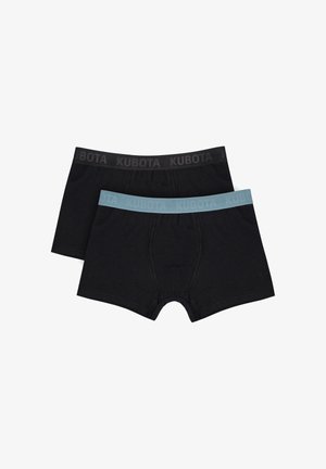 Dwie pary czarnych bokserek z elastycznymi pasami w talii, jedna z niebieskim paskiem, druga z czarnym, obie marki "KUBOTA".