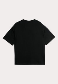 Camiseta negra con cuello redondo clásico, mangas cortas y un ajuste relajado. Fabricada en suave algodón, sin marcas visibles ni patrones.
