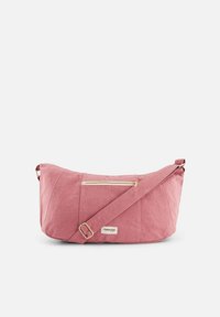 Sac à épaule en tissu rose avec une forme incurvée, doté d'une poche zippée à l'avant, d'une bandoulière réglable et d'une petite étiquette de marque sur le côté.