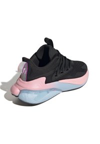 Svart atletisk sko med en rosa mellansula och en genomskinlig blå yttersula. Har en texturerad ovansida, snören och en dragrem med lila detaljer.