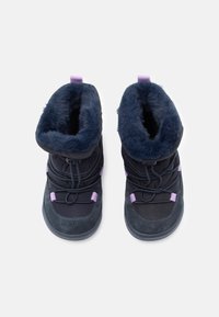 Σκούρα ναυτικά χιονομπότανα με ψεύτικη γούνα στο λαιμό και μωβ λεπτομέρειες. Αδιάβροχο υλικό, σχέδιο με κορδόνια, υφασμάτινη γκρίζα σόλα για προσκόλληση.