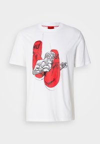 Weißes T-Shirt mit Grafik eines muskulösen Boxers, der Handschuhe trägt und zwischen zwei großen roten Boxhandschuhen, die an Schnüren hängen, zuschlägt.
