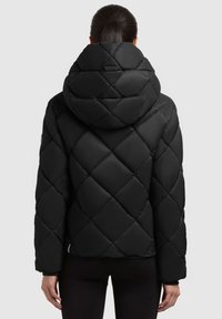 Cappotto imbottito nero con motivo a rombi, dotato di un grande cappuccio e di una texture liscia e raffinata. Progettato per offrire calore e comfort.