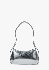 Metalen zilveren handtas met een afgeronde vorm, een gladde textuur en een verstelbare band. Voorzien van een ritssluiting aan de bovenkant voor veilige afsluiting.