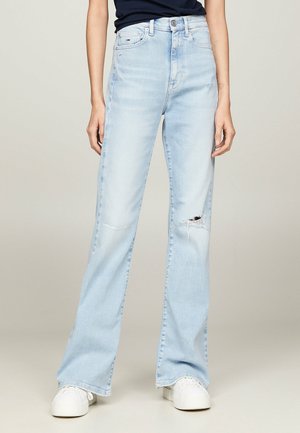 Jeans de tiro alto, de color azul claro, con un corte holgado, que presentan una rodilla rasgada y un pequeño parche con logo en el bolsillo derecho. Material de algodón.