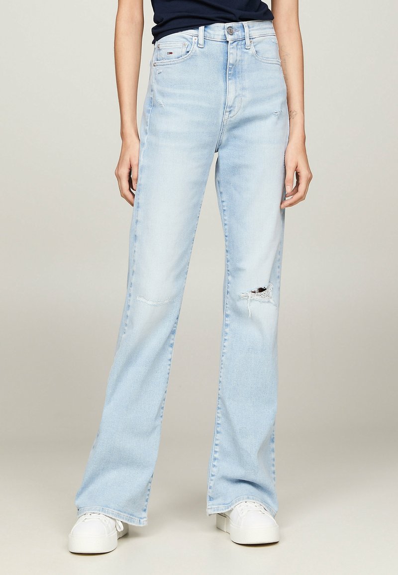 Jeans azzurro chiaro a vita alta con una vestibilità ampia, caratterizzati da un ginocchio strappato e una piccola etichetta con logo sulla tasca destra. Materiale in cotone.