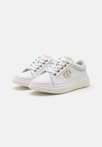 Sneaker bianchi in pelle con accenti dorati, punta rotonda, chiusura regolabile con lacci e borchie decorative ai lati. Suola piatta in gomma.