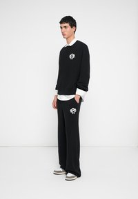 FAVELA EMBROIDERY JOGGER - Spodnji deli trenirk - black