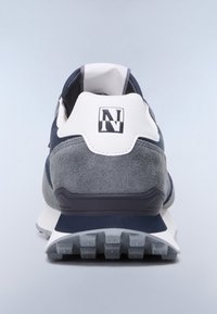 Chaussure de sport grise et marine vue de dos, dotée d'un col de talon blanc avec un logo "N" noir et d'une semelle en caoutchouc texturée avec des sculptures profondes.
