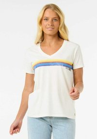Weißes Kurzarm-T-Shirt mit V-Ausschnitt, das horizontale Streifen in Gelb, Braun und Blau über die Brust zeigt, sowie einem Logo an der Seite.