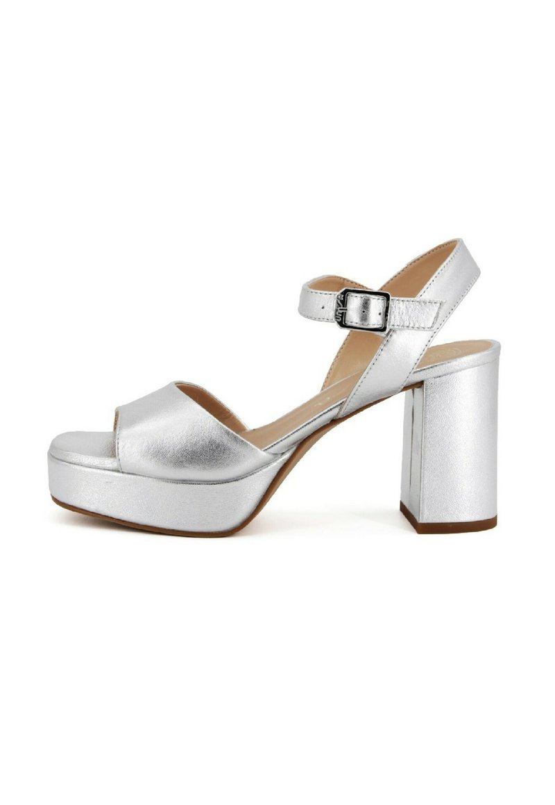 Sandali piattaforma metallici argentei con tacco a blocco, punte aperte, cinturino alla caviglia con fibbia e finitura strutturata.
