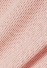 Tessuto rosa tenue a coste con una texture fine, caratterizzato da linee verticali. Il materiale appare elasticizzato e leggero, ideale per la confezione di abbigliamento.