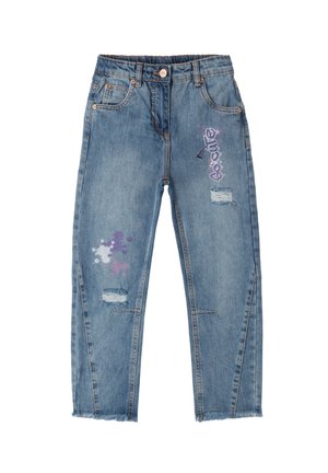 Jeans de mezclilla azul claro con corte recto, que presentan elementos desgastados y detalles de manchas de pintura morada en la pierna izquierda.