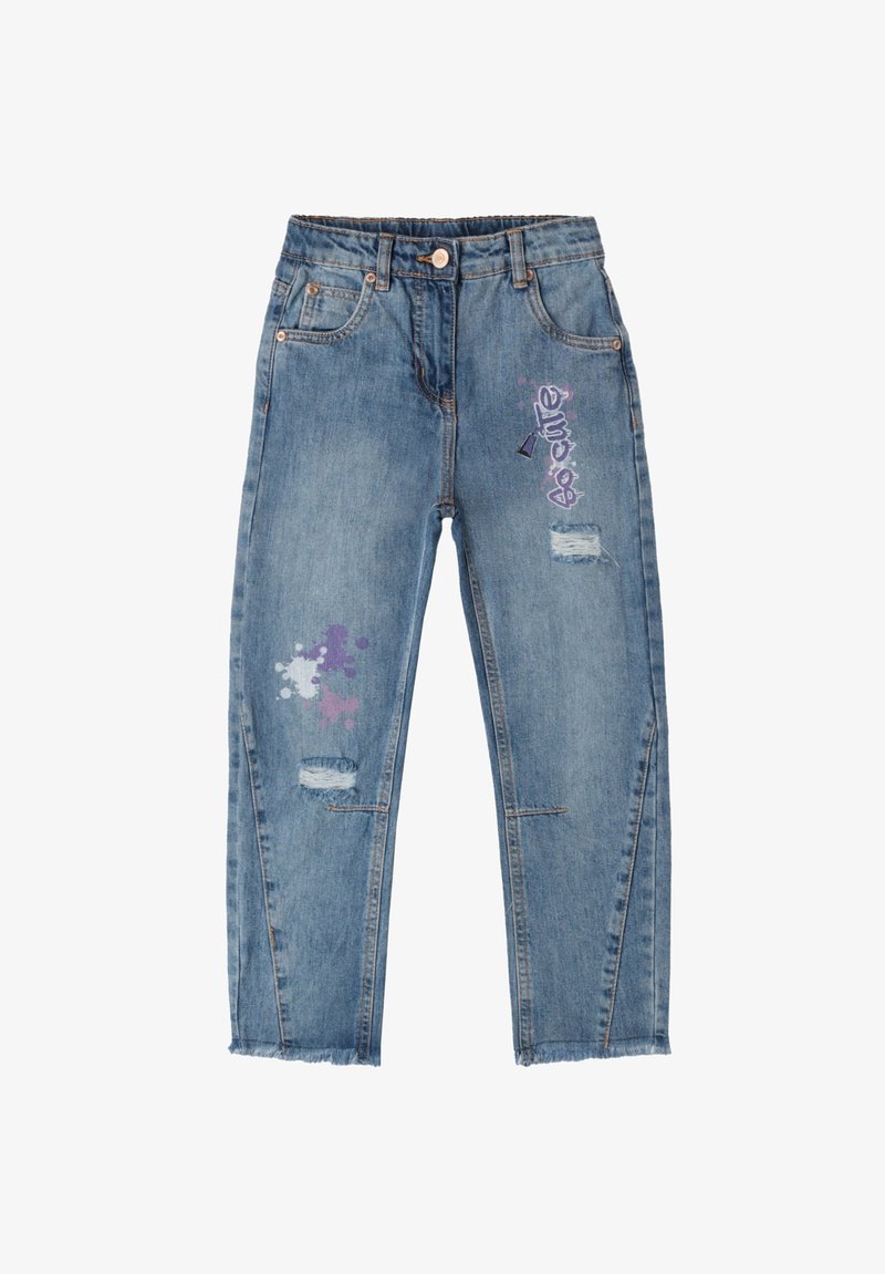 Jeans de mezclilla azul claro con corte recto, que presentan elementos desgastados y detalles de manchas de pintura morada en la pierna izquierda.