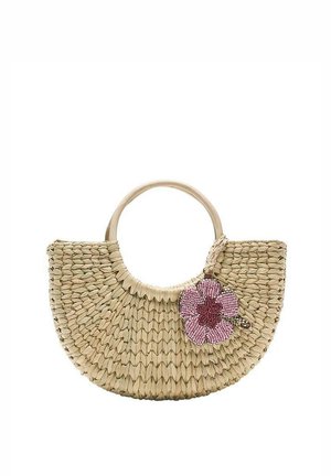 Halbkreisförmige Strohtasche mit runden Griffen, verziert mit einem pinken und roten Perlenblumenanhänger an der Seite.
