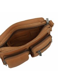 Borsa a mano in pelle marrone con molteplici scomparti con zip, texture liscia e cuciture rinforzate. L'interno presenta un marchio in rilievo.