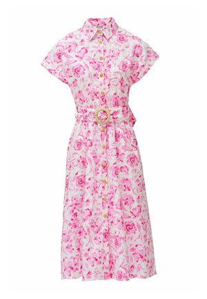 Robe à imprimé floral rose avec des manches courtes, un devant à boutons et une taille ceinturée avec une boucle en bois circulaire ; tissu léger.