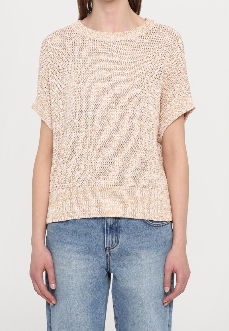 Haut en maille beige clair avec manches courtes, encolure ronde côtelée et coupe décontractée. Présente un motif texturé et un tissu doux et respirant.