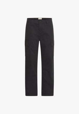 Fekete egyenes szárú cargo nadrág oldalra felhajtható zsebekkel és elülső gombos, cipzáras zárral, fehér háttér előtt bemutatva.