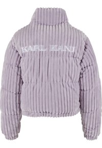 Lilla kordfløyelsjakke med puffefasong, høy krage, ribbet tekstur og brodert "KARL KANI"-logo på baksiden. Mykt og plysjaktig stoff.
