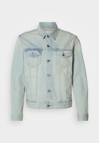 Ljusblå jeansjacka med knäppning fram, två bröstfickor och krage. Har silverdetaljer och en blekt gradient-effekt.