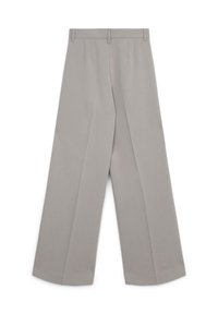 Pantaloni grigi a gamba larga con una cintura strutturata, pieghe sul davanti e una texture liscia. Design piatto e privo di decorazioni, che scendono dritti.