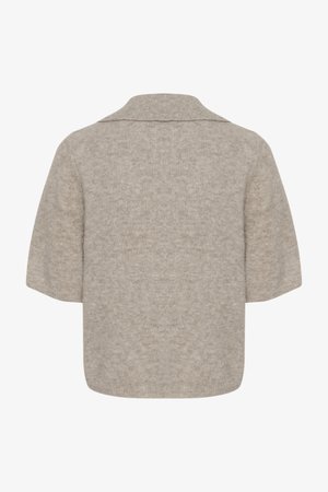 Šviesiai rudos spalvos trumpomis rankovėmis mezgamas megztinis su minkšta tekstūra, apykakle ir laisvu siluetu; be matomų raštų ar detalių.