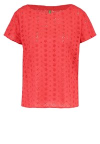 Červený top s krátkým rukávem vyrobený z lehkého materiálu, s květinovým designem a výseky a kulatým výstřihem.