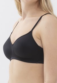 Sostén inalámbrico negro acolchado con tirantes ajustables con encaje, textura suave y un diseño sin costuras.