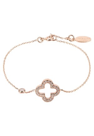 Bracelet délicat en chaîne en or rose avec un pendentif quadrilobe serti de diamants et une petite étiquette près du fermoir gravée du nom de la marque.
