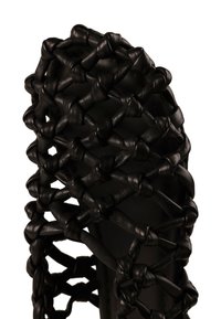 Μαύρο δερμάτινο πλεκτό λουρί σανδάλι με δεμένη σχεδίαση που σχηματίζει σχέδιο πλέγματος πάνω από το πόδι.