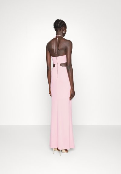 Vestido longo rosa feito de um tecido suave, com detalhes recortados nas laterais, alças em laço no pescoço e uma silhueta ajustada.