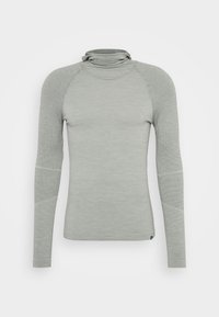 Haut à manches longues gris clair avec un design ajusté, un tissu texturé, un col montant et des accents en tricot contrastés aux épaules et aux coudes.