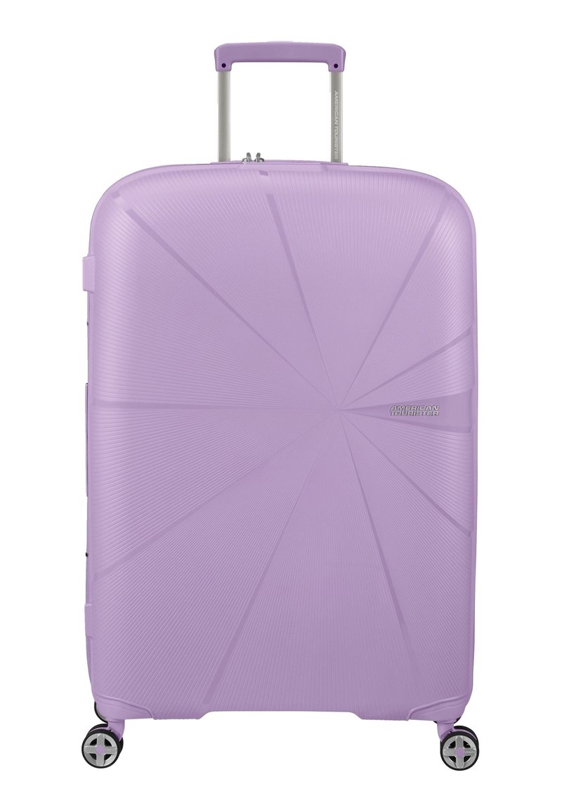 Valigia rigida viola con un design geometrico, superficie testurizzata, manico retrattile e quattro ruote multidirezionali per la mobilità.